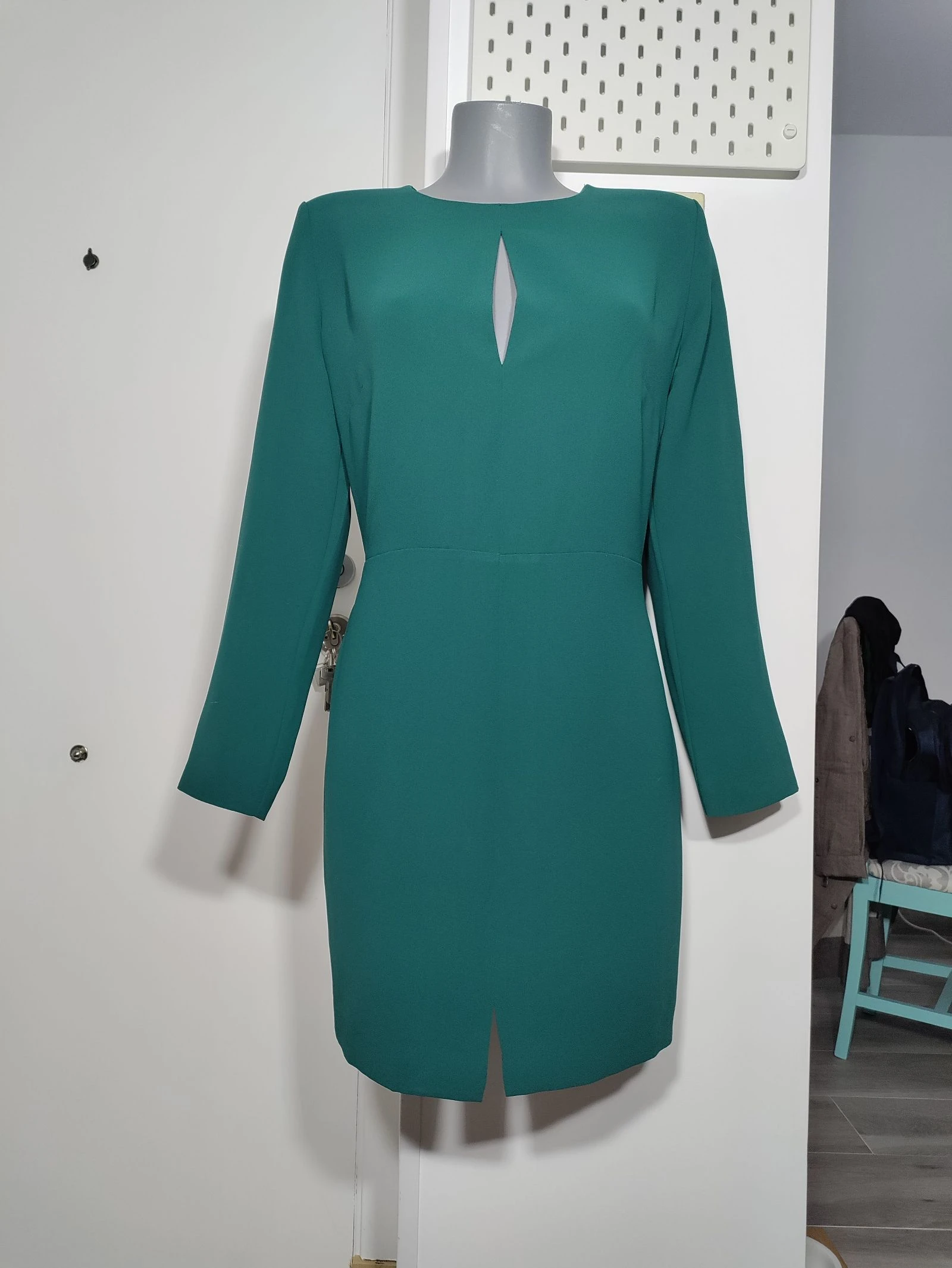 Vestido verde estructurado Mango Suit con hombreras y abertura frontal – Talla L